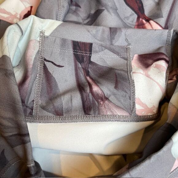 Fabletics Gia Printed PowerLite Capri Gray Floral Cropped Size XS - Picture 12 of 13